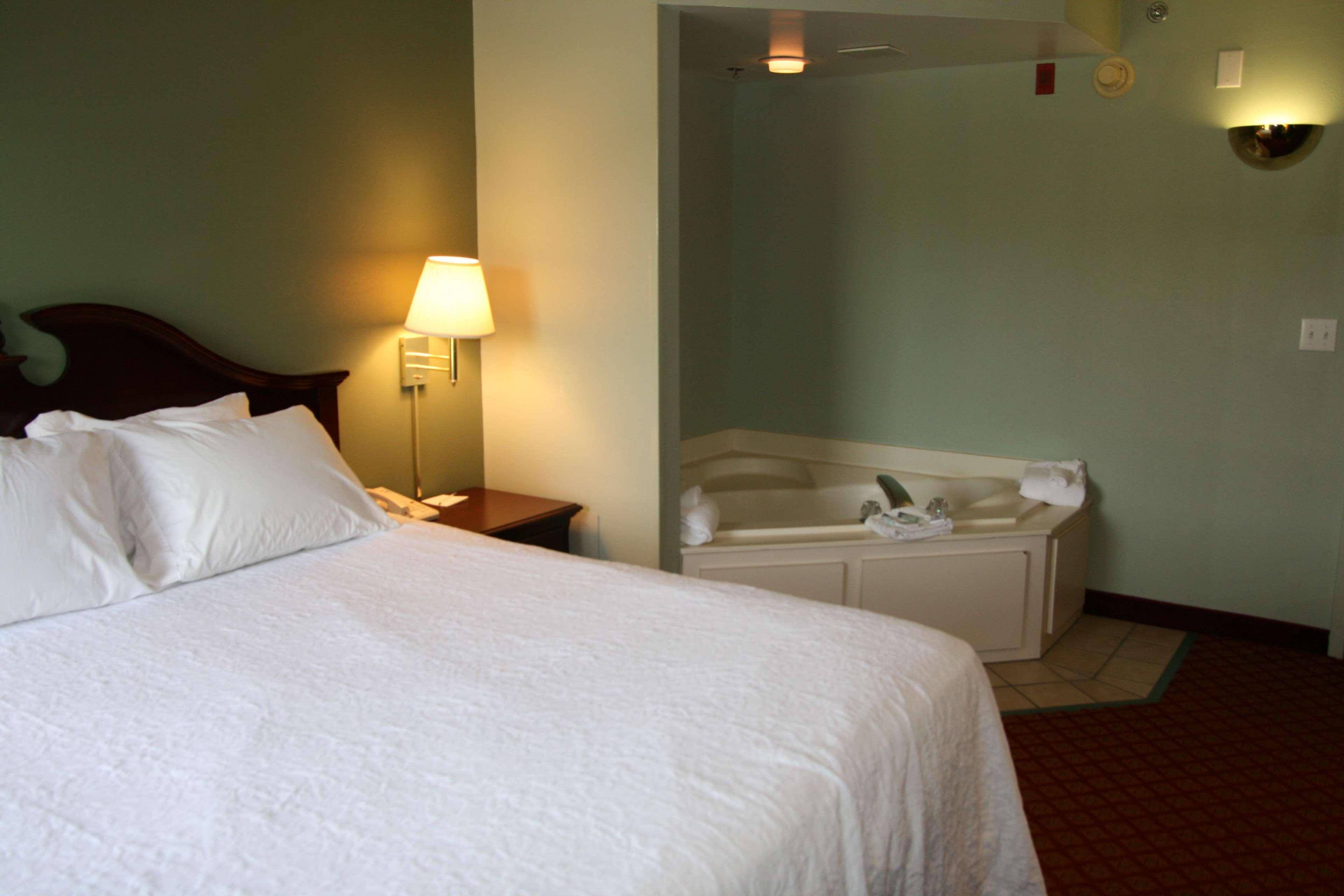 Hampton Inn - Хилсвилл Экстерьер фото